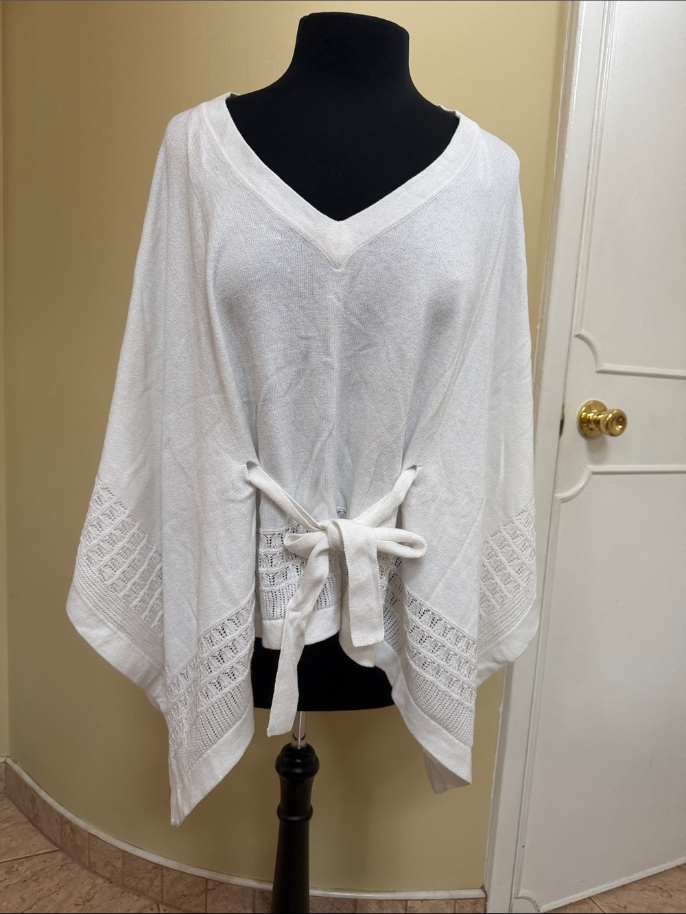 NWT Tahari Women’s White V-Neck Tie-Waist Knit Poncho one size
